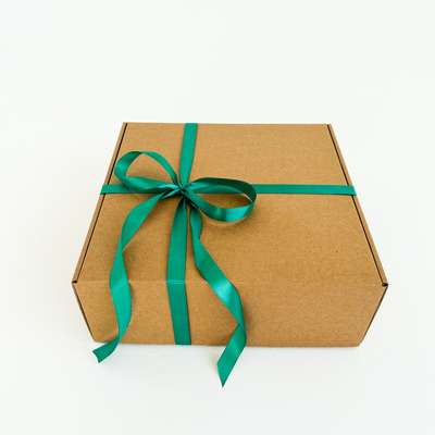 Подарочная коробка GILEV 32x32x12см (3 штуки) с наполнителем и зеленой лентой