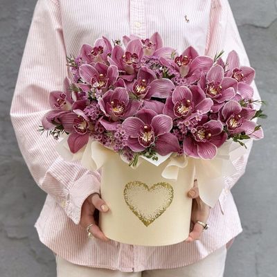 Шляпная коробка с орхидеями