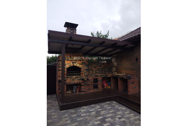 Деревянный навес над мангалом.