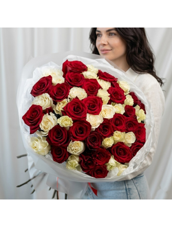 Букет из 51 красной и белой розы