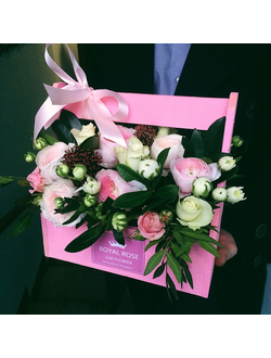 Ранункулюсы с розами в деревянном ящичке