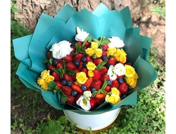 Букет "Клубничная фантазия"