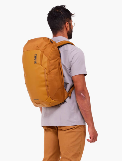Рюкзак Thule Chasm 26L Golden на спине