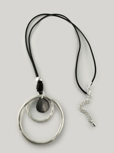 (АРТИКУЛ: 6558/91) КОЛЬЕ ЖЕНСКОЕ, КРУПНАЯ ПОДВЕСКА ИЗ БЕЛОГО МЕТАЛЛА с черным,  НА ДЛИННОМ ЧЕРНОМ ШНУРКЕ