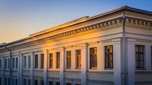 Безупречный дизайн фасада офисного здания через 10 лет после замены декора на полиуретан.
