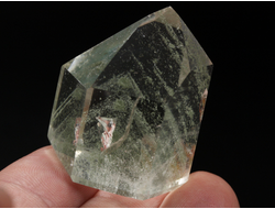 Кварц горный хрусталь с фантомами и хлоритом, кристалл полированный, Бразилия (37*31*27 мм, 44 г) №36852