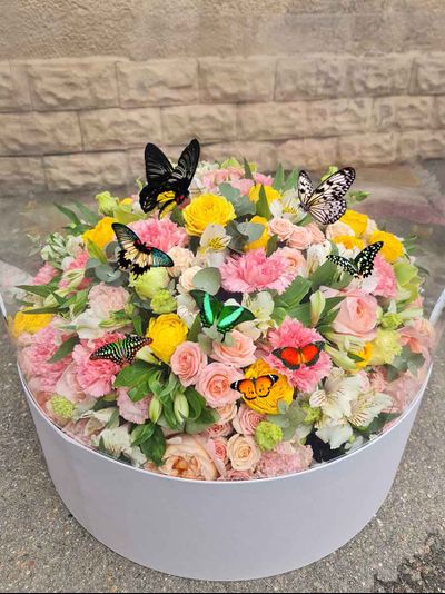 Огромный букет с бабочками №97