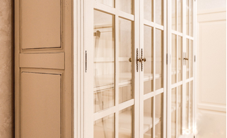 Библиотека двухсекционная со стеклянными дверьми.