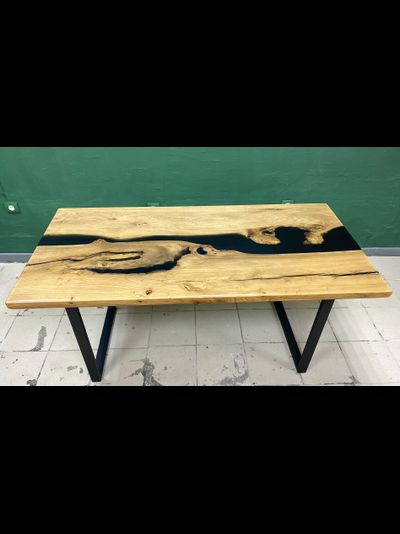 стол река с эпоксидной черной смолой из слэба карагача