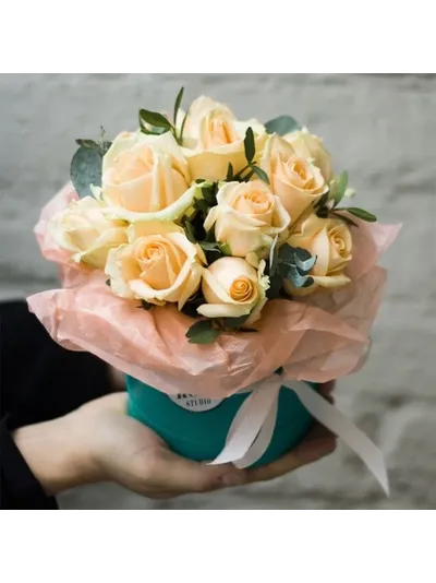 11 розовых роз в шляпной коробке