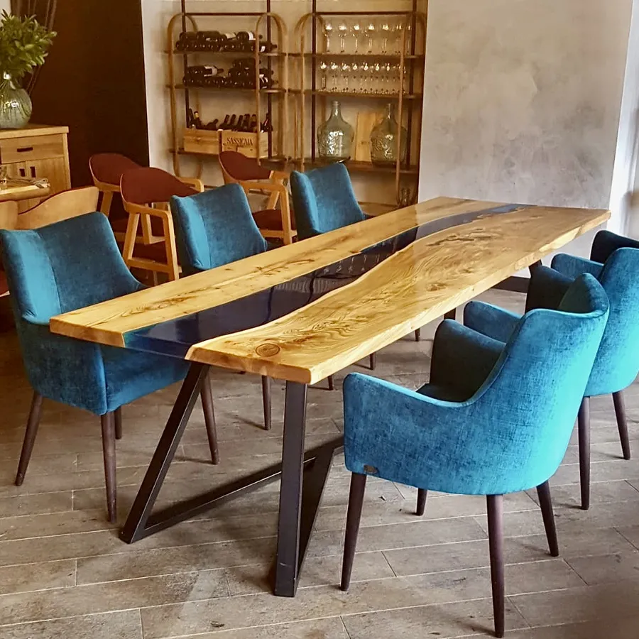 Стол-река из карагача. Ресторан "Асадо", г.Екатеринбург, работа spilcenter.com