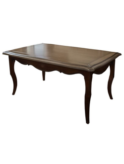 Журнальный стол с фигурной столешницей и резными ножками.