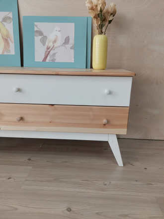 Тумба для ТВ на высоких ножках Сканди из массива сосны Эмаль крем / Натура