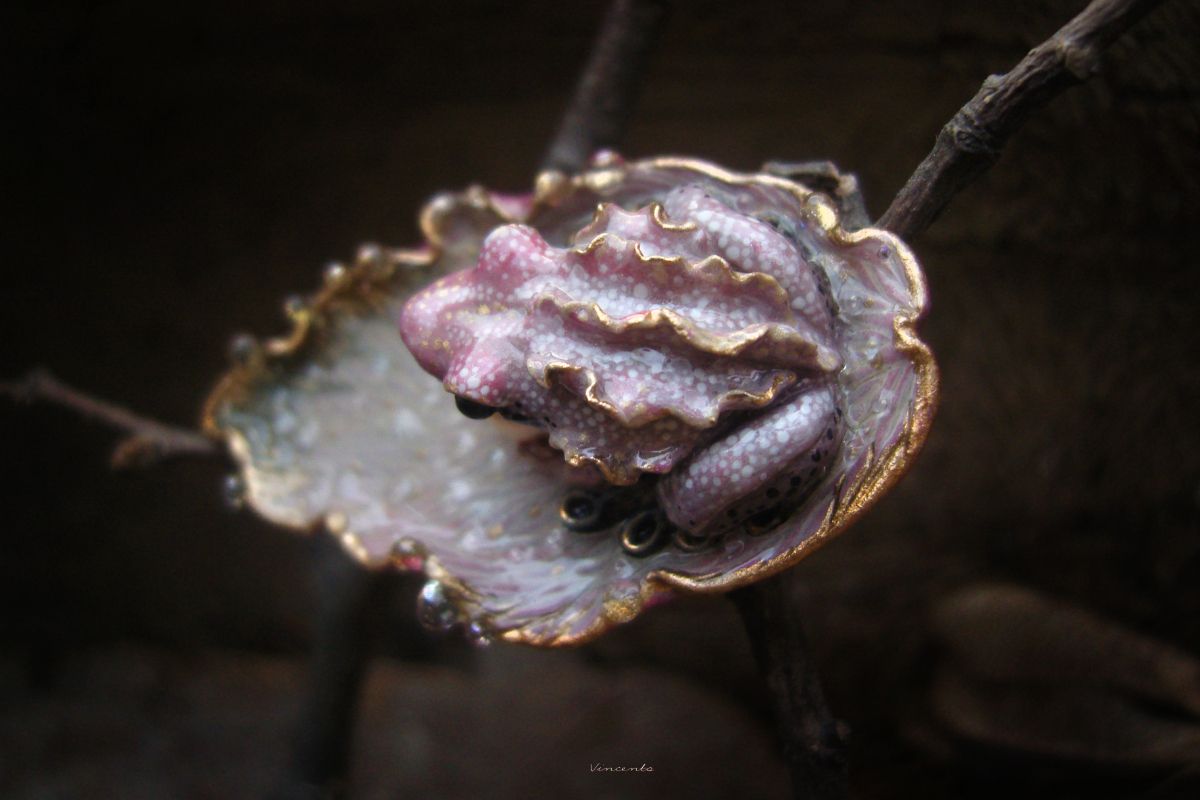 Волшебное украшение - мини брошь с лягушкой и жемчужиной, коллекция необычных вещиц Vincento.