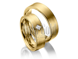 Классические широкие обручальные кольца из белого золота с ромбическим бриллиантом в женском кольце