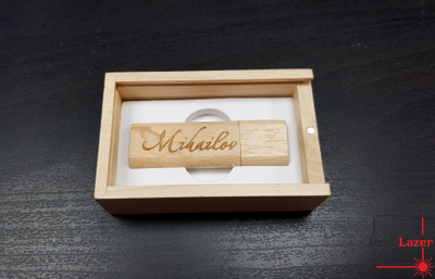 Флешка в футляре с гравировкой фамилии