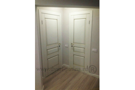 Двери межкомнатные из коллекции "Прованс". Модель К7. Изготовлена в белом основном цвете с патиной шампань. 
Комплектация: коробки  и наличники  телескоп, выполнены без патинирования. Классическая зарезка под углом 45 гр.