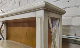 Полка открытая с перекрестиями по бокам.