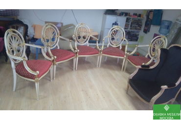 Старая обивка на сиденье 
