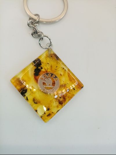 Брелок из натурального янтаря "SKODA"