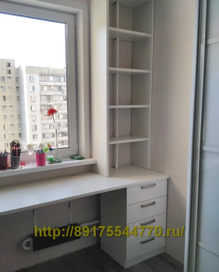 014 Стол с тумбой и полками