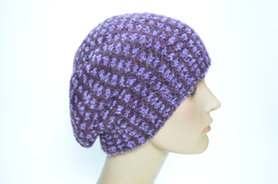 Вязаный зимний берет фиолетового цвета осень зима 2024 2025