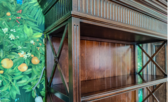 Стеллаж высокий с перекрестиями, на точеных ножках.