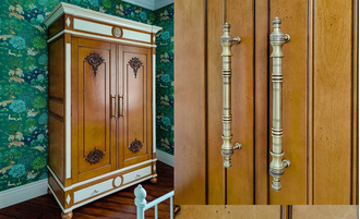 Шкаф для одежды с резным декором на фасадах и нижним ящиком.