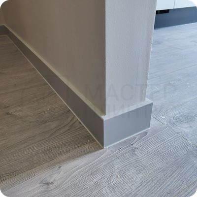 Плинтус ХДФ Dollken Cubu Flex Life 80мм Х 2,5 м 1012/1202 Серый в интерьере 4