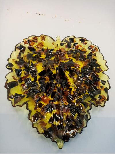 Тарелка лист со срезом янтаря