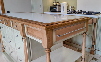 Остров на кухню с дубовой столешницей и 11 ящиками.