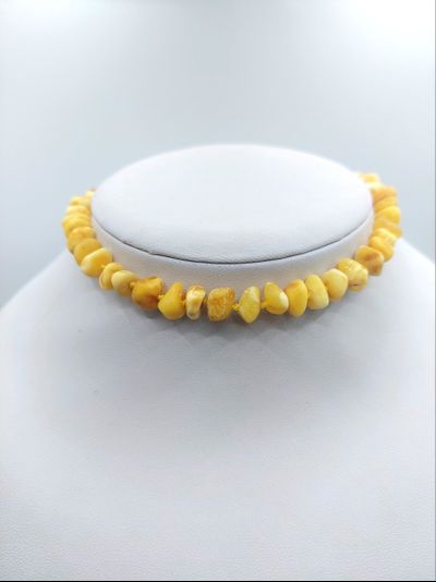 Детские бусы из необработанного белого янтаря через узелок