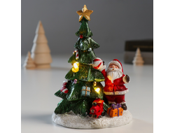 Новогодний сувенир с подсветкой "Дед Мороз у нарядной ёлочки" 11х9,5х14,5 см