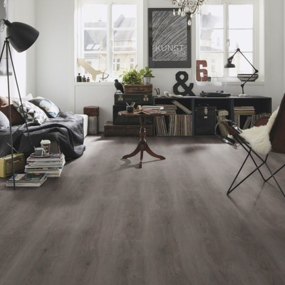 Виниловый пол Wineo 600 Wood XL BerlinLoft DB200W6 в интерьере гостиной