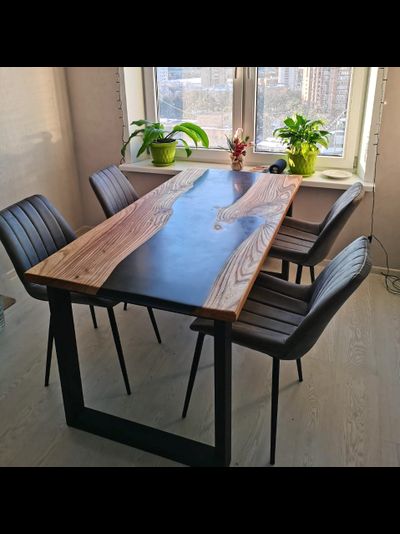 стол река с черной смолой из массива карагача