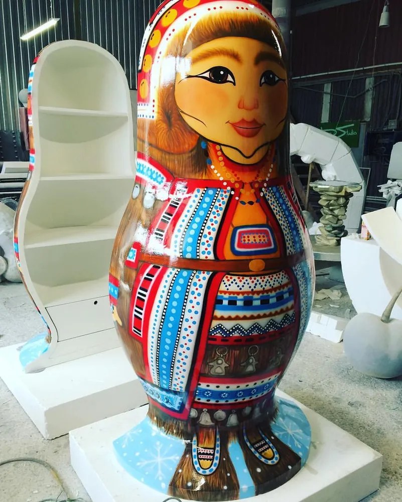 Стенд Матрешка из стеклопластика с полками