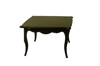 Журнальный стол квадратный с фигурной столешницей.