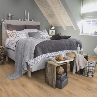 Ламинат Wineo Дуб Финляндия Золотой LA224XXLV4 в интерьере комнаты