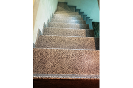 С поворотом 90 градусов с забежными ступенями