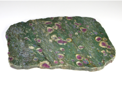 Корунд красный в фуксите, срез полированный, Индия (180*127*9 мм, 516 г) №25071