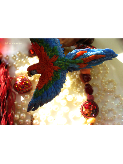 Брошь-птица "Ара, настоящий попугай" из термоглины с микробисером