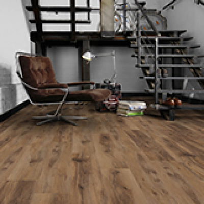 Ламинат Wineo Дуб Финляндия Темно-коричневый LA223XXLV4 в интерьере гостиной