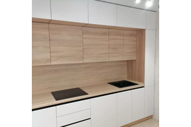 Кухня белая с антресолями