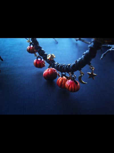 &quot;Круглые тыковки, звонкие звёздочки&quot;, короткое колье на плетёном шнуре