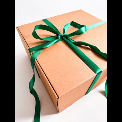 Огромная подарочная коробка GILEV 45х45х20см с зеленой лентой и наполнителем крафт