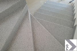 С поворотом 180 градусов с забежными ступенями