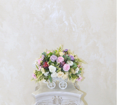 Композиция из искусственных цветов Колясочка с цветами Васса № М041