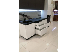 Кухня индиго с антресолями