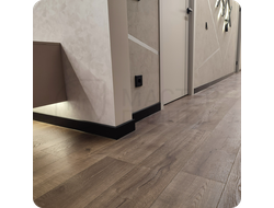 Плинтус ХДФ Dollken Cubu Flex Life 100мм Х 2,5 м 1144 Черный в интерьере 7