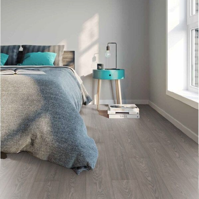 Ламинат Wineo Дуб Спокойно-Серый LA173LV4 в интерьере комнаты